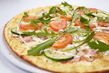 Beyaz arka plan üzerinde izole lezzetli İtalyan pizza