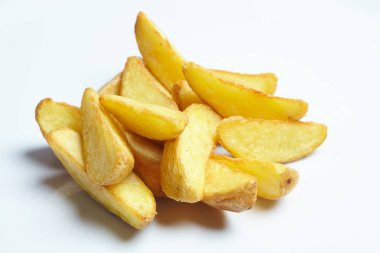 kavrulmuş patates beyaz zemin üzerine izole yakın çekim 