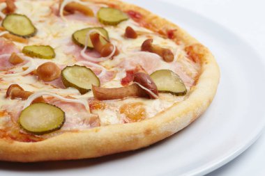 Beyaz arka plan üzerinde izole lezzetli İtalyan pizza