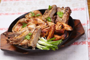 kavrulmuş tavuk ahşap masa, yakın çekim kesme 