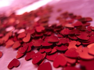 Parlak kırmızı kalpler konfeti görünümü Kapat