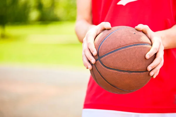 Vista Cercana Del Hombre Sosteniendo Baloncesto Las Manos —  Fotos de Stock