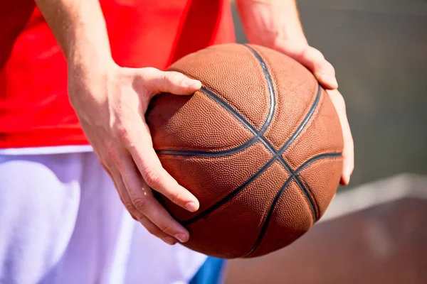 Zavřít Pohled Člověka Rukou Držel Basketbal — Stock fotografie