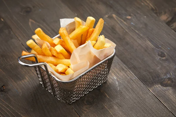 Papas Fritas Cesta Sobre Mesa Madera Primer Plano —  Fotos de Stock