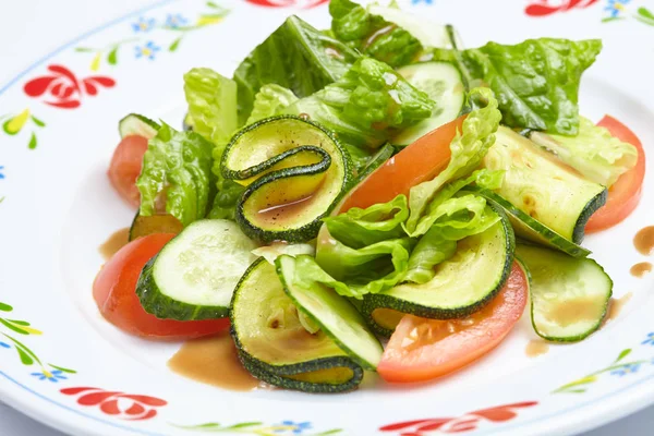 Salade Légumes Sur Assiette Blanche Gros Plan — Photo