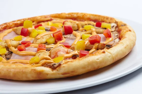 Beyaz arka plan üzerinde izole lezzetli İtalyan pizza