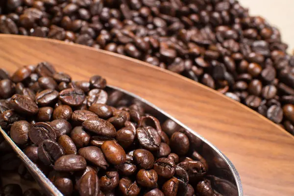 Ziarna Kawy Drewniane Cięcia Pokładzie Zbliżenie — Zdjęcie stockowe