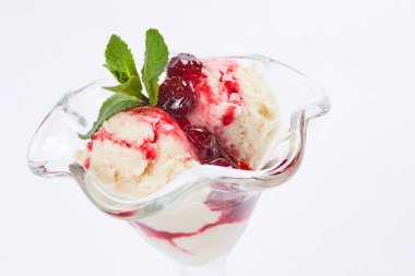 dondurma cam beyaz zemin üzerine izole berry reçelli yakın çekim 