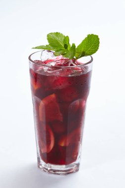 Yaz limonata beyaz zemin üzerine izole cam yakın çekim 