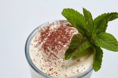 Beyaz arka plan üzerinde izole latte macchiato ile cam yakın çekim 