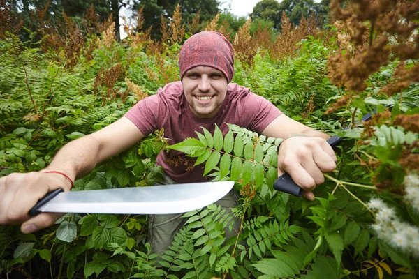 adam onun yol çalılık yoluyla pala ile
