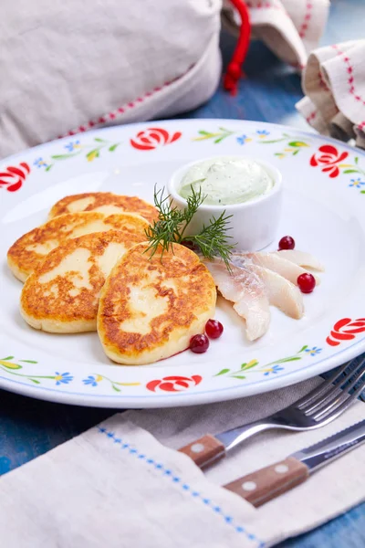 Chuletas Patata Con Salsa Plato Blanco Primer Plano — Foto de Stock