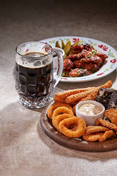 Filtre uygulanmamış bira stine masada meze ile servis bardak