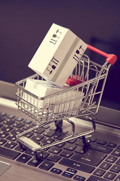 alışveriş sepeti laptop klavye üzerinde teslim ambalaj kutuları
