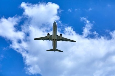 Uçağın içinde mavi bulutlu gökyüzü doğal görünümünü