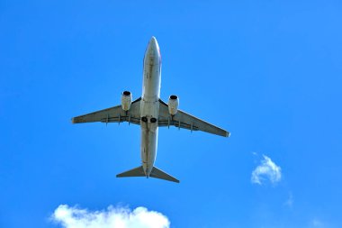 Uçağın içinde mavi bulutlu gökyüzü doğal görünümünü