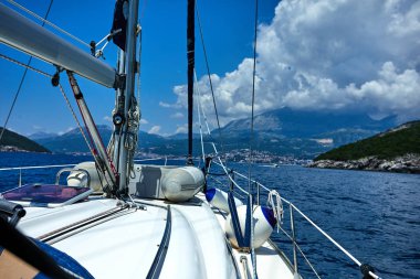 güneşli gün denizde yüzen yat