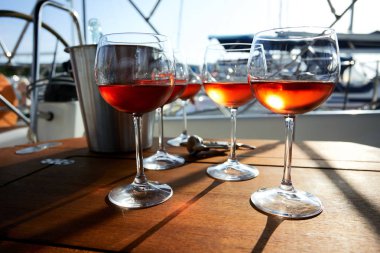 gözlük günbatımı parlak ışık kırmızı şarap