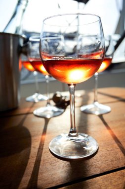 gözlük günbatımı parlak ışık kırmızı şarap