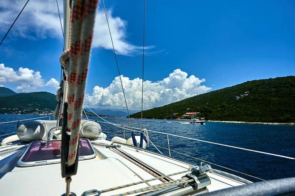 Yacht Flytande Havet Solig Dag — Stockfoto