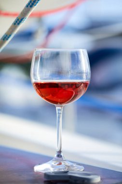 bardağı kırmızı şarap, yakın çekim, romantik kavramı 