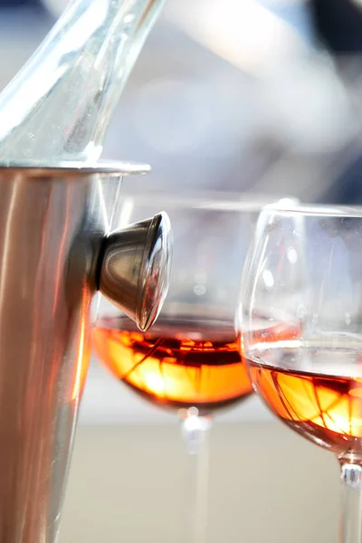 Bicchieri Vino Rosso Alla Luce Del Tramonto — Foto Stock