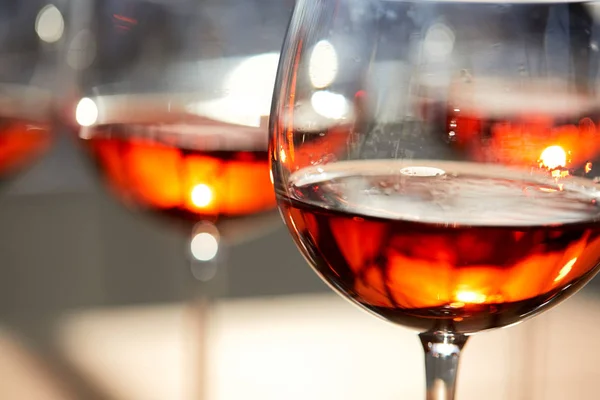 Glazen Rode Wijn Het Licht Van Zonsondergang — Stockfoto