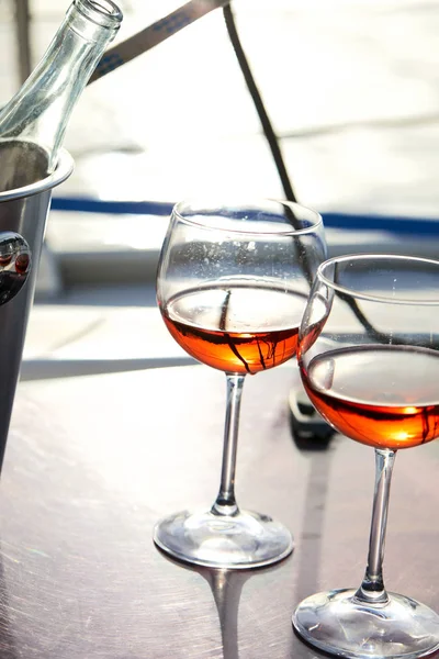 Bicchieri Vino Rosso Alla Luce Del Tramonto — Foto Stock