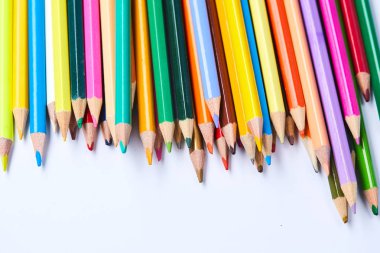 Beyaz arka plan üzerinde izole renkli kalemler ürün yelpazesine yakın çekim 