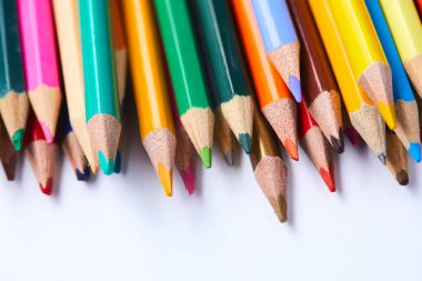 Beyaz arka plan üzerinde izole renkli kalemler ürün yelpazesine yakın çekim 