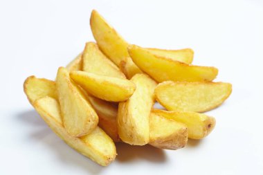 kavrulmuş patates beyaz zemin üzerine izole yakın çekim 