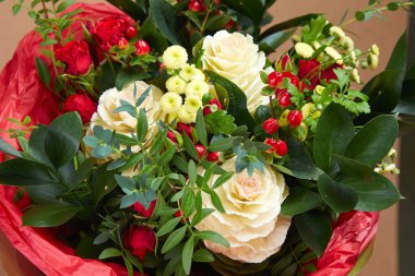 güzel taze çiçek buketi güllü