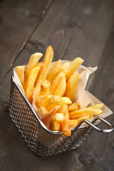 Pommes Korb Auf Holztisch Nahaufnahme — Stockfoto