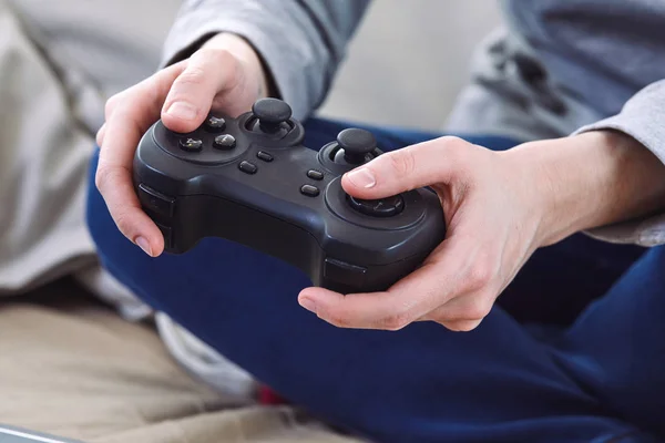 Hombre Sosteniendo Controlador Joystick Mientras Juega Videojuego Casa — Foto de Stock