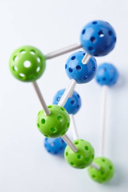 Moleküler yapısı beyaz zemin üzerine izole yakın çekim 