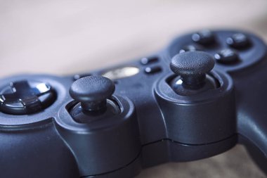 Video oyun denetleyicisi üzerinde arka plan bulanık 