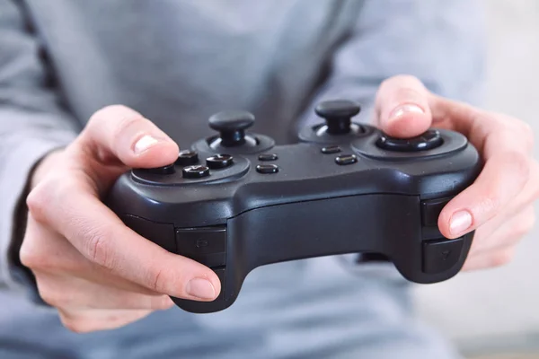 Hombre Sosteniendo Controlador Joystick Mientras Juega Videojuego Casa — Foto de Stock