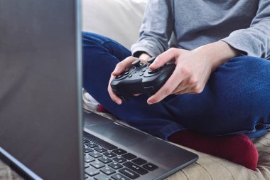 evde bir video oyunları oynarken oyun çubuğu denetleyicileri tutan adam