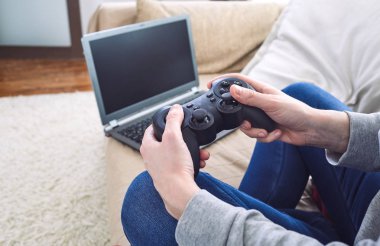 evde bir video oyunları oynarken oyun çubuğu denetleyicileri tutan adam