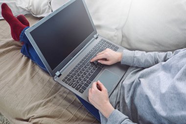 Erkek el tipik dizüstü klavye üzerinde yakın çekim 