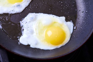 lezzetli kızarmış yumurta tavası, yakın çekim 