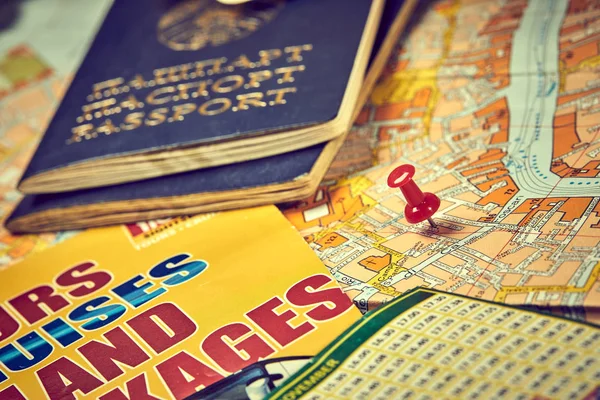 Pinos Marcando Pontos Itinerário Viagem Mapa Passaportes — Fotografia de Stock