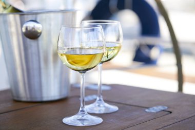 Kadehlerin yat, şampanya ile çifti yakın çekim 