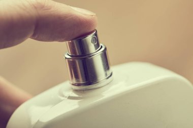 parfüm kozmetik şişe tutan erkek el