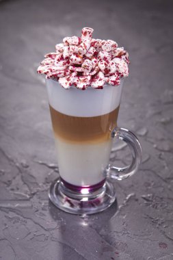 Latte cam gri arka plan üzerine krem şanti ile yakın çekim 