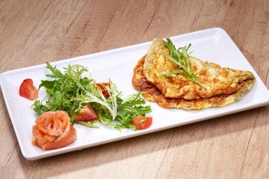 omlet beyaz tabakta salata ile yakın çekim 