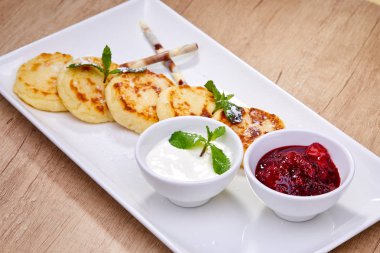 süzme peynir krep beyaz tabakta yakın çekim 