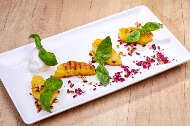 Beyaz tabakta lezzetli tatlı yakın çekim 