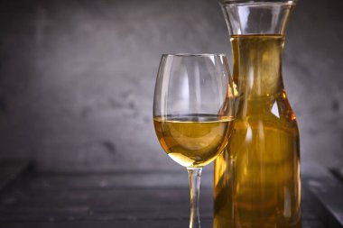 soğuk beyaz şarap kadehinin ve sürahi gri arka plan üzerinde yakın çekim  