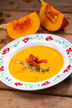 Beyaz kase kabak kremalı çorba yakın çekim 